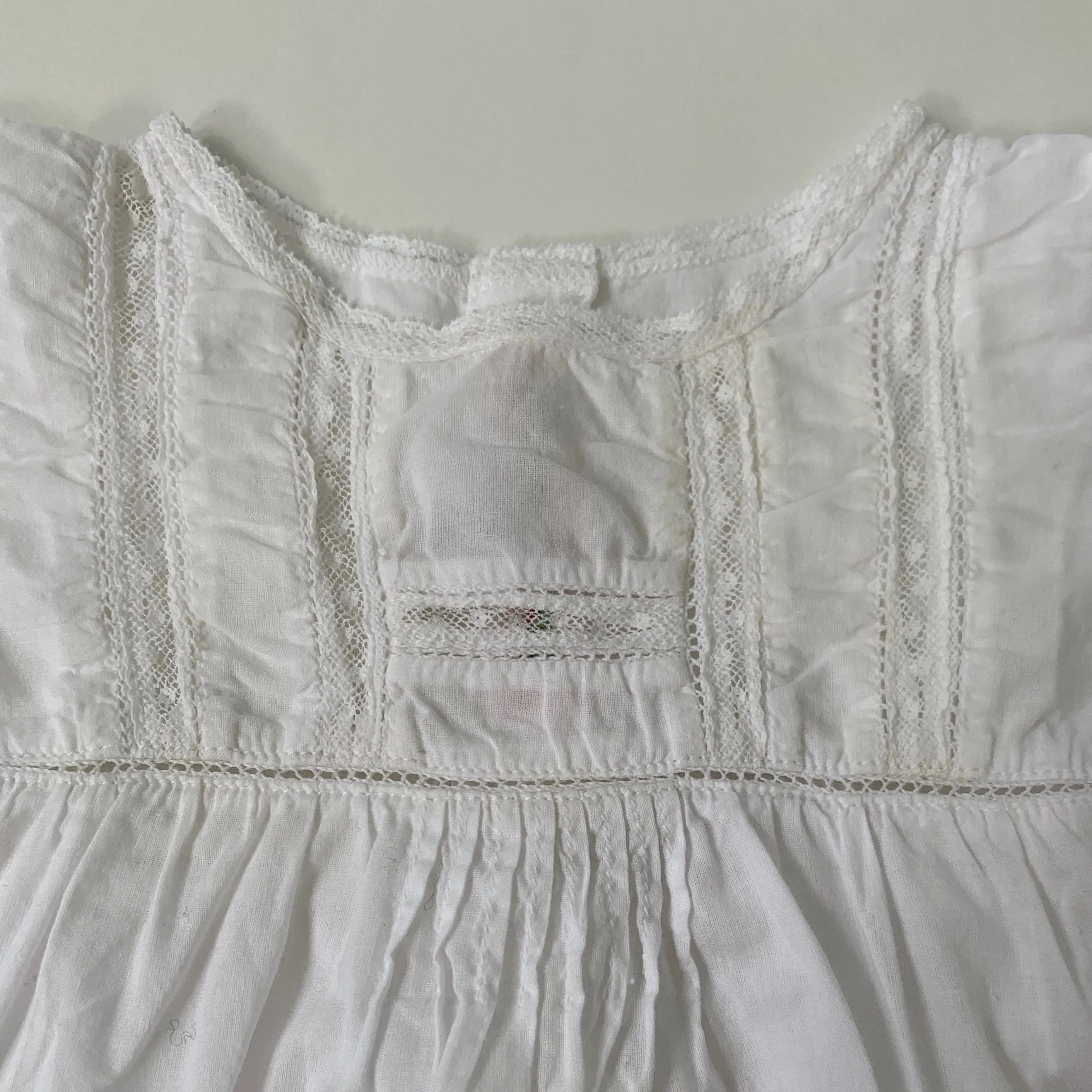 Bonpoint White Lace Trim Sleeveless Blouse: 6 Months